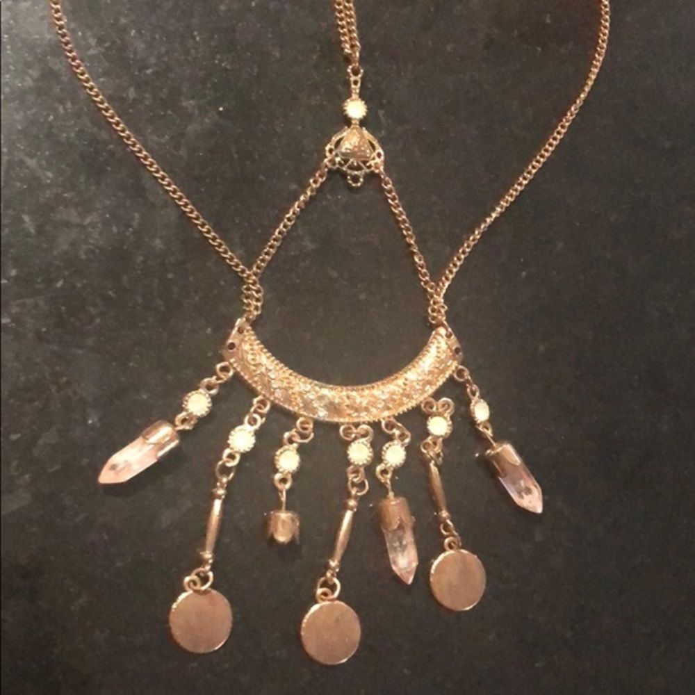 Goldtone necklace with green jewels on it